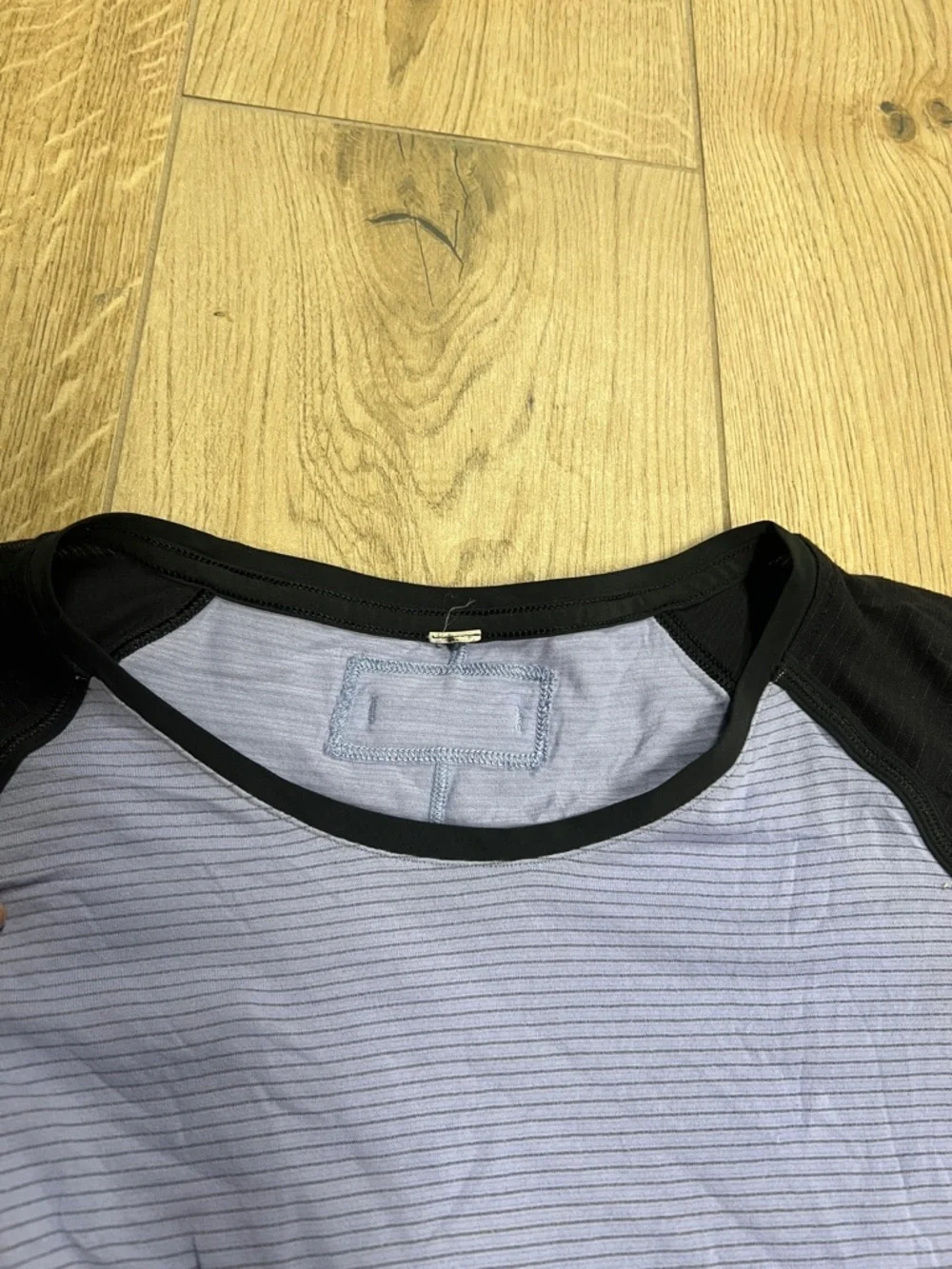 lululemon athletica Techni-Cool Long sleeve - lilac & blk - Picture 5 of 8